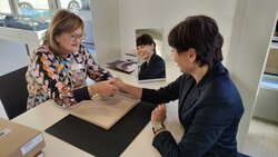Marzia Brenner lässt sich das Cartier Goldarmband von einer Angestellten des Auktionshauses Rapp zeigen.