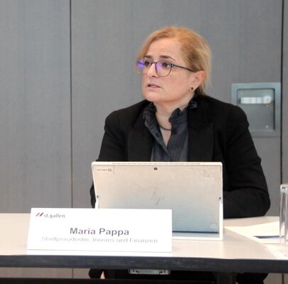 Armin von Wehrden, Leiter Finanzen (links) und Stadtpräsidentin Maria Pappa bei der Präsentation des Budgets 2026.